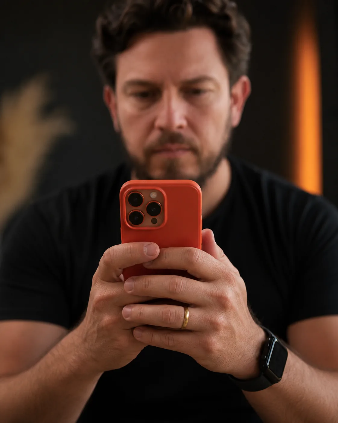 Bruno Rosalto acompanhando uma conversa de trabalho no celular